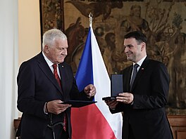 Ministr zahrani�í Petr Macinka (Motoristé) uvítal Václava Klause u p�íle�itosti...