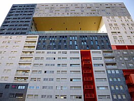 Architekti vzali p�edlohu zde p�vodních tvar�, kvádr� nale�ato s dírou...