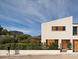 Nejspí� proto vypadá d�m, nazvaný Puigpunyent House, p�ekvapiv� nenápadn�. Je...