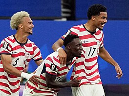 Ameri�an Folarin Balogun slaví gól proti Paraguayi.