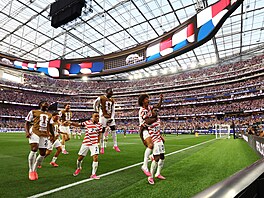 Ameri�an Folarin Balogun slaví se spoluhrá�i gól proti Paraguayi.