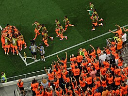 Nizozemci slaví p�ed vlastními fanou�ky gól v zápase s Japonskem.