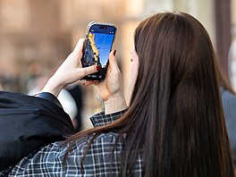 �ena si pomocí mobilního telefonu fotí budovu v ukrajinském Lvov�. (5. dubna...