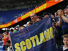 Skot�tí fanou�ci b�hem p�ípravného utkání s Bolivií na stadionu v New Jersey.
