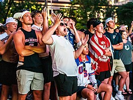 Údiv po faulu paraguayského hrá�e b�hem úvodního zápasu amerických fotbalist�...