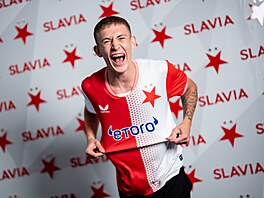 Wiktor Nowak, nová posila slávistických fotbalist�, pózuje v se�ívaném dresu.