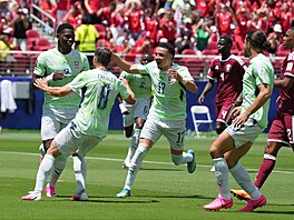 Radost �výcarských fotbalist� po prom��ené penalt� Breela Embola.