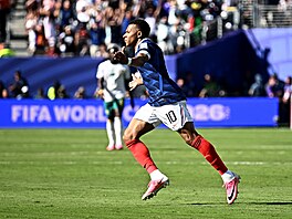 Francouzský úto�ník Kyliana Mbappé oslavuje svou druhou trefu v zápase se...