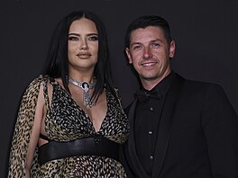 Tady je v roce 2022. �ena, která je kv�li svému obli�eji a t�lu ter�em posm�k�...