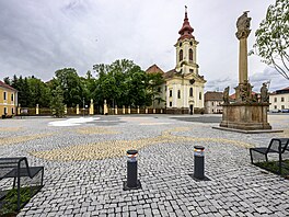 Zrekonstruované Mírové nám�stí v Postoloprtech s dla�bou, která vytvá�í obraz...
