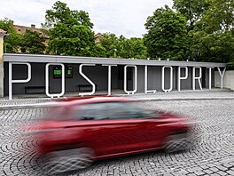 Autobusová zastávka, p�iléhající k nám�stí a kostelu v Postoloprtech, kde...
