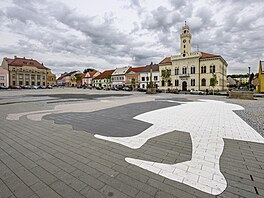 Zrekonstruované Mírové nám�stí v Postoloprtech s dla�bou, která vytvá�í obraz...
