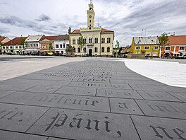 Zrekonstruované Mírové nám�stí v Postoloprtech s dla�bou, která vytvá�í obraz...