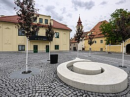 Betonová lavi�ka ve tvaru zlaté ryby sto�ené do oblouku, motivu ze starého...