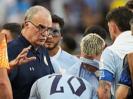 Marcelo Bielsa promlouvá ke svým sv��enc�m b�hem zápasu se Saudskou Arábií.