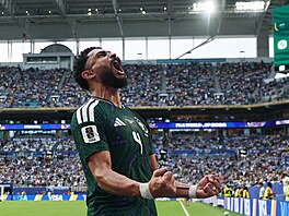 Saudský obránce Al Amri se raduje z gólu proti Uruguayi.