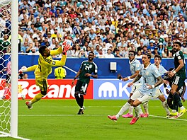 Gólman Al Owais ze Saudské Arábie zasahuje v utkání s Uruguayí.