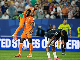 Ibrahim Sangare zvedá hrdinu prvního utkání Pob�e�í slonoviny na MS Amada...