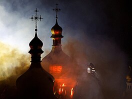 Hasi�i zasahují u po�áru chrámu Zesnutí p�esvaté Bohorodice v Kyjevskope�erské...