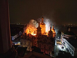 Záchraná�i hasí po�ár chrámu Zesnutí p�esvaté Bohorodice v Kyjevskope�erské...