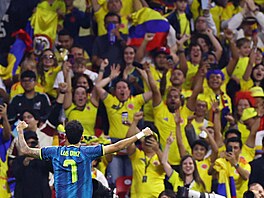 Luis Díaz slaví s kolumbijskými fanou�ky trefu do sít� Uzbekistánu.