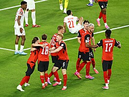 Rakou�tí fotbalisté slaví druhý gól do sít� Jordánska.
