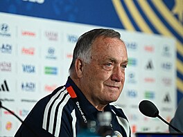 Dick Advocaat na tiskové konferenci p�ed vstupem Curacaa do mistrovství sv�ta.