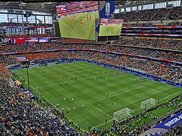 Na AT&T Stadium v Arlingtonu probíhá rozcvi�ka p�ed zápasem Nizozemska s...