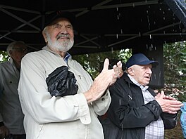 Zden�k Sv�rák vítal v cíli ú�astníky cimrmanovské jízdy. (13. �ervna 2026)