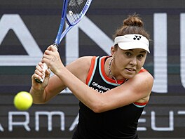 Linda Nosková odehrává mí�ek v 2. kole turnaje v Berlín�.