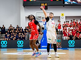 Ond�ej Sehnal zakon�uje v sedmém zápase finále NBL, sleduje ho Robert Bonham.