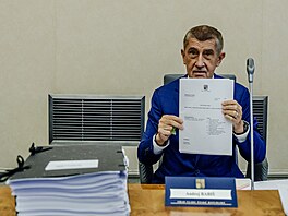 Premiér a p�edseda ANO Andrej Babi� s návrhem zákona o financování médií...