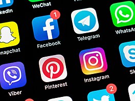Ikonkci mobilních aplikací na displeji iPhonu X