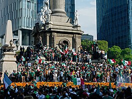 Fanou�ci mexických fotbalist� slaví výhru v zahajovacím utkání mistrovství...
