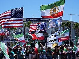 Fanou�ci Íránu s vlajkami z doby p�ed revolucí p�ed stadionem v Los Angeles...