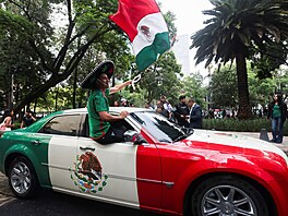 Mexi�tí fandové se v ulicích Mexico City radují z výhry národního mu�stva v...