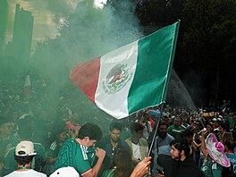 Mexi�tí fandové v ulicích Mexico City bou�liv� slaví  výhru národního mu�stva v...