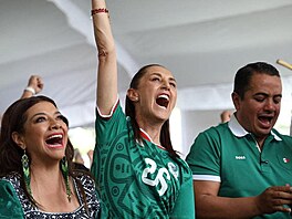 Mexická prezidentka Claudia Sheinbaumová se raduje z gólu fotbalist� v...