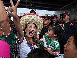 Fanynka s dcerou slaví vít�zství mexických fotbalist� nad JAR.