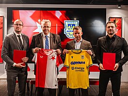 �elní p�edstavitelé Slavie a Arky Gdyn� se domluvili na spolupráci. Zleva...
