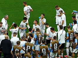 �e�tí fotbalisté se ob�erstvují b�hem zápasu proti Ji�ní Koreji na mistrovství...