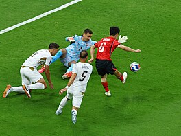 Korejec Hwang In-pom p�ekonává branká�e Mat�je Ková�e a srovnává na 1:1
