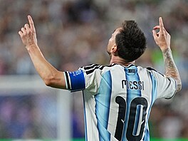 Lionel Messi slaví druhý gól proti Al�írsku na mistrovství sv�ta.