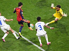 Ferran Torres (�pan�lsko) st�ílí na kapverdského branká�e Vozinhu.