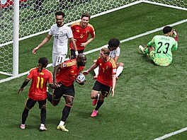 Romelu Lukaku (Belgie) slaví se spoluhrá�i vyrovnávací gól na 1:1 na...
