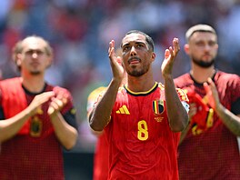 Youri Tielemans d�kuje fanou�k�m v ochozem Lumen Fieldu v Seattlu po remíze 1:1...