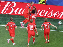 Leo Østigard slaví se spoluhrá�i t�etí gól Norska proti Iráku na...