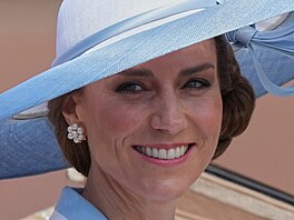 Klobouk ke kostýmu navrhl Philip Treacy (Trooping the Colour, 13. �ervna 2026)