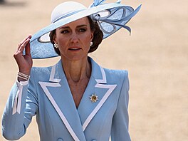 Vévodkyn� Kate p�ijela v modrém kostýmku od Catherine Walkerové (Trooping the...