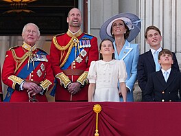 Královská rodina na balkon� Buckinghamského paláce sledovala p�elet stíhacích...
